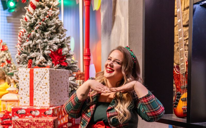 Avtorica Aktualove božične pesmi Z nami si ti je voditeljica Tamara Goričanec.