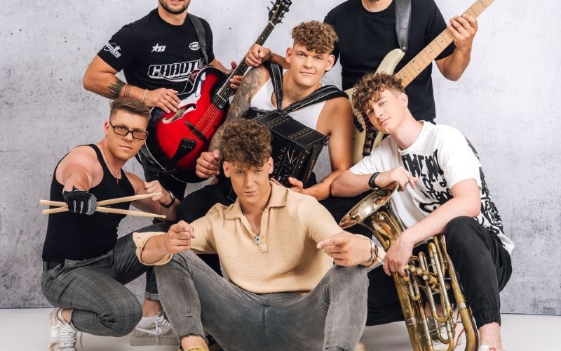 Pesem Za praznike smo doma napoveduje praznično vzdušje in nadaljuje glasbeno zgodbo, ki jo Firbci v