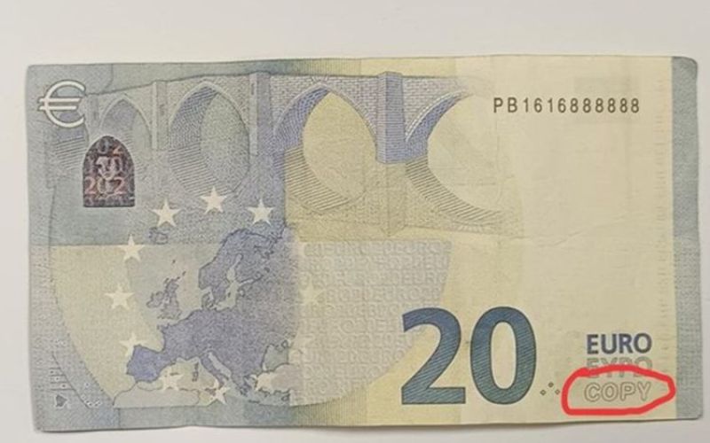 bankovec, filmski rekvizit.jpg