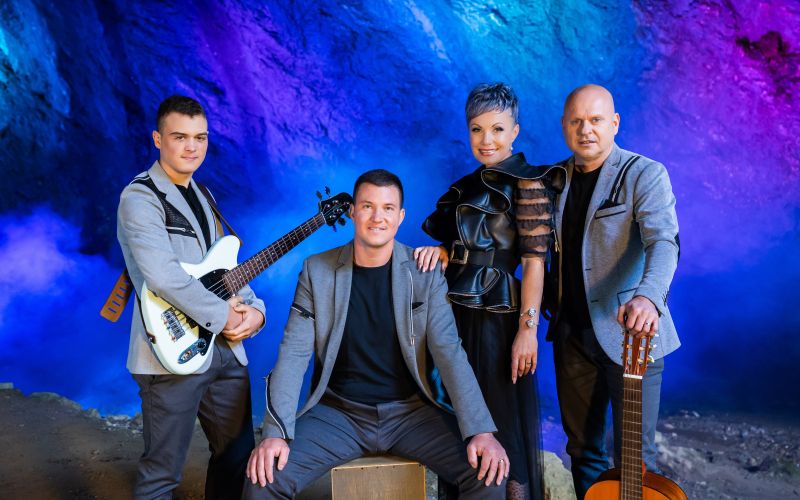 Skupina Katrca je čakala na posebno pesem. In jo dočakala v priredbi pesmi Le tebe, tebe.