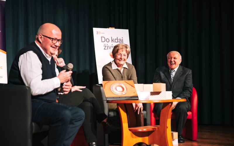 Proti koncu so bili tujci že prijatelji.jpg