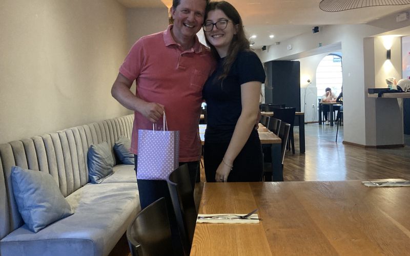 vodja za mladino Mitja Valentinc in prostovoljka Eni Isakaj.jpeg