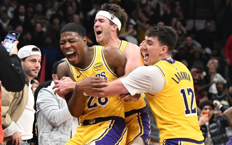 lakers hačumira laravia reaves.jpg