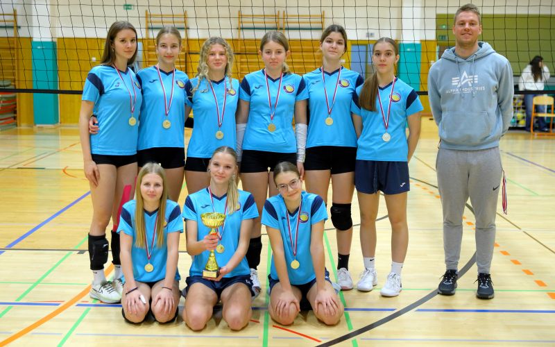 Odbojka_MT_st_učenke_OŠ Ljudski vrt.JPG