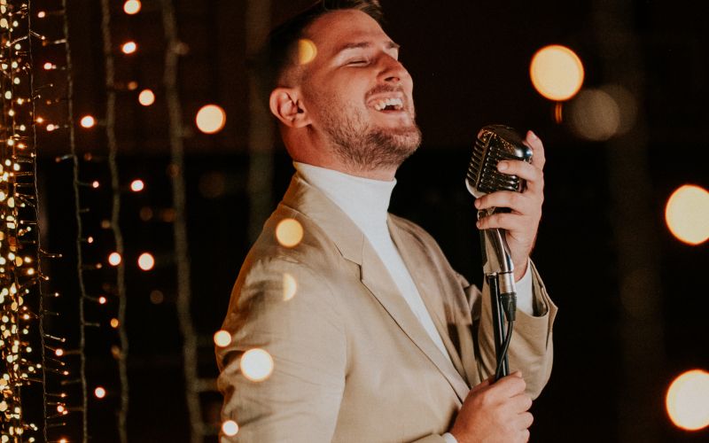 Skladba Moj božič si ti bo poslušalcu pričarala toplino in nas ob svojih nežnih zvokih spomnila na t