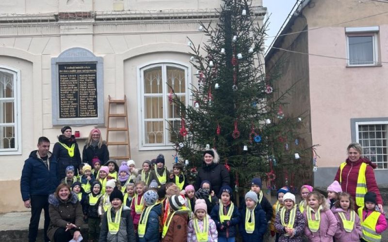 veseli-december, okrasitev, otroci, metlika