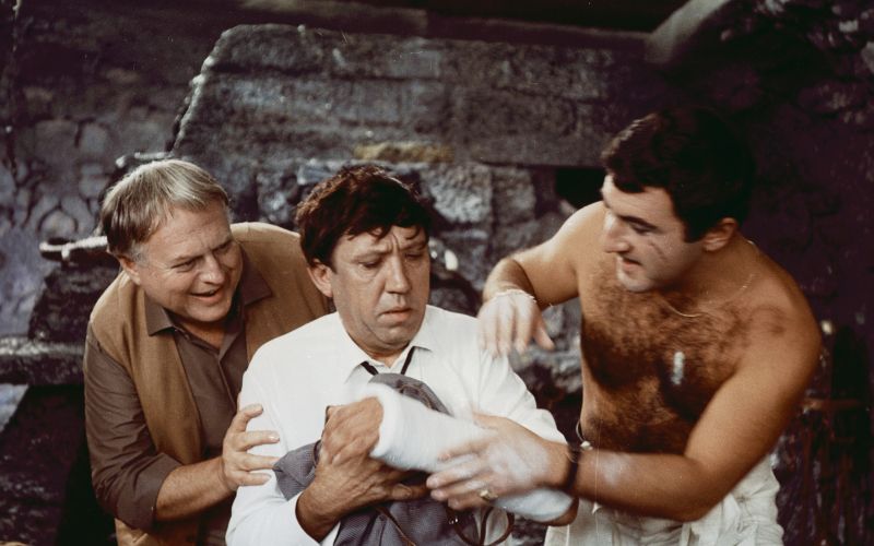 Diamantna roka - !!!!!Semjona tihotapci zamenjajo za kurirja in mu v mavec skrijejo diamante in zlat