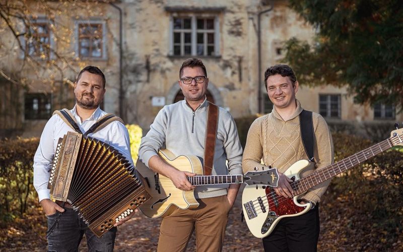 Člani ansambla Prva liga so Jernej Mesojedec, Jernej Zupan in Tadej Verce.