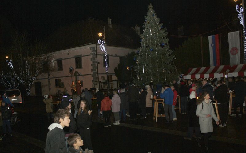 decembrski-prizig-luck-v-kostanjevici-na-krki, veseli-december