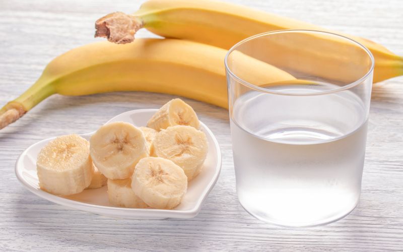 banana, kozarec vode.jpg