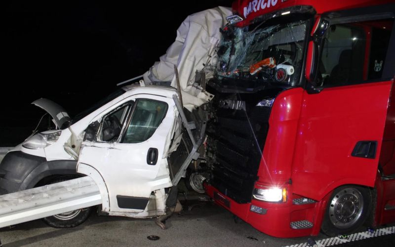 prometna-nesreca, pozar, nalet, gasilci