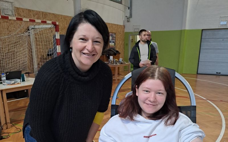 Mama in hči na krvodajalski akciji.