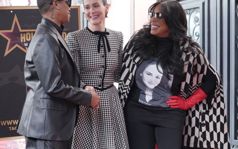 Sarah Paulson, Niecy Nash Betts - Podpret jo je prišla tudi soigralka Niecy Nash Betts.