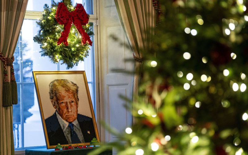 Melanija Trumo, Bela hiša, božič - !!!Med okraski je tudi lego portret predsednika Donalda Trumpa.