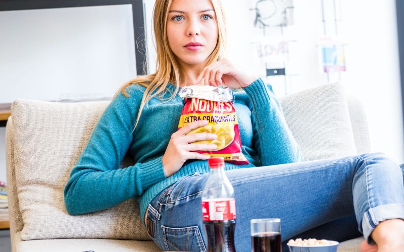 prigrizki, prehrana, gledanje televizije