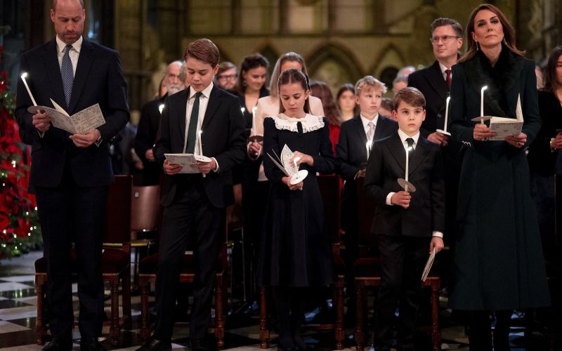 Princesa Kate, Princ William - Družina je ponosno stala v prvi vrsti in uživala v v mešanici tradici