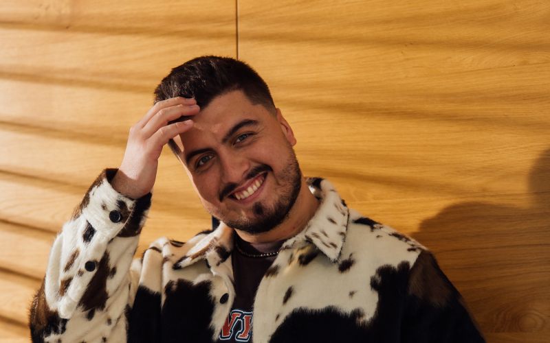 Luka Sešek še vedno išče Njen' Ime, kot tudi prepeva v istoimenski pesmi.