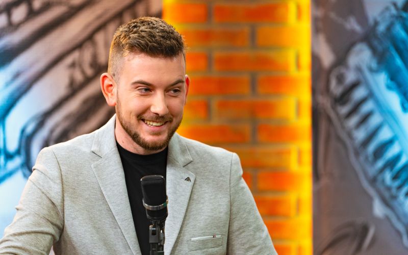 Kot prvi dan: Domen Kljun z novo pesmijo o ljubezni, ki ne ugasne