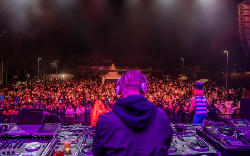 Odlični didžej tudi tokrat obljublja nepozabno zabavo ---