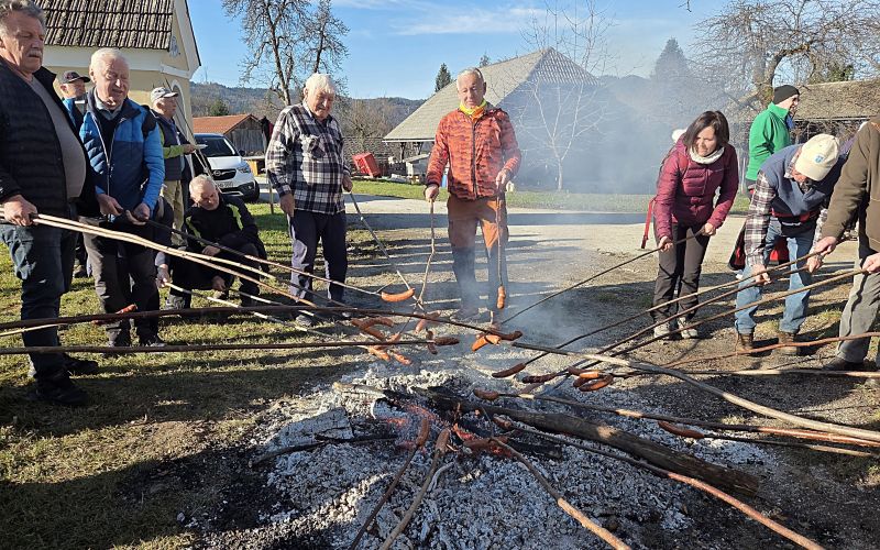 E.Pavlič ogenj, klobase in mi1.jpg