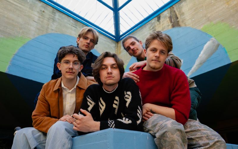 »Šiške se res veselimo in smo že v polnem teku s pripravami. Koncert bo precej drugačen od naših standardnih nastopov. Za zdaj še ne želimo izdati preveč, lahko pa povemo, da pripravljamo nekaj prav posebnega, kar bo obiskovalce zagotovo presenetilo.«