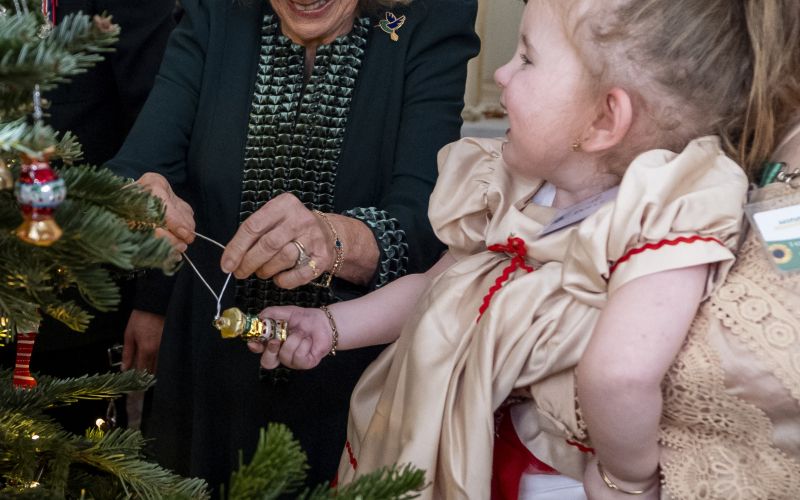 Kralica Camilla - Kralica Camilla je z otroci krasila božično smrečico.