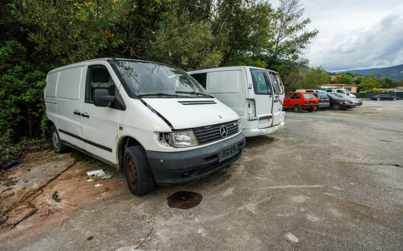 neprijavljeno-odlagalisce, avtomobili, zapusceni, ostro, avtogrob