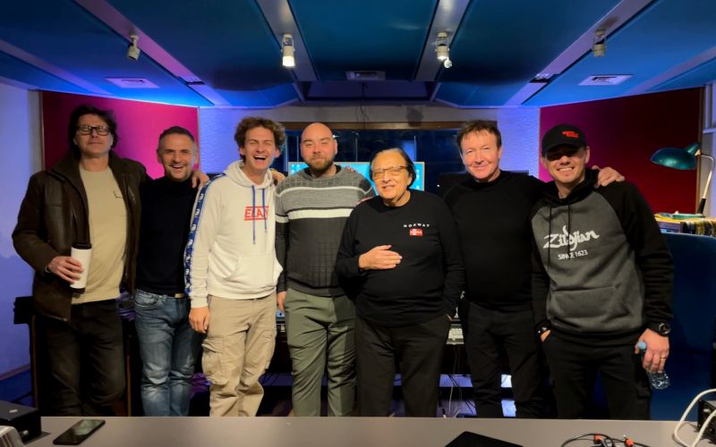 Dani Gregorc, Oto Pestner - Skladba je v celoti odigrana v živo v studiu, za pravi praznični občutek