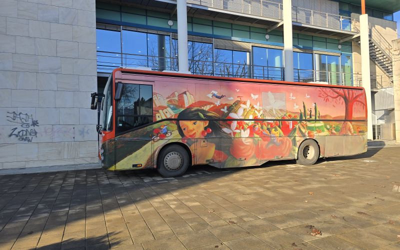 bibliobus-potujoca-knjiznica-na-kolesih