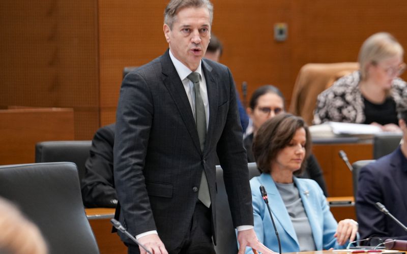 robert golob parlament.jpg