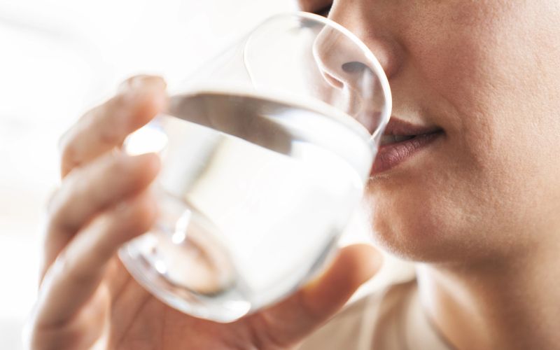 Ženska pije vodo.jpg