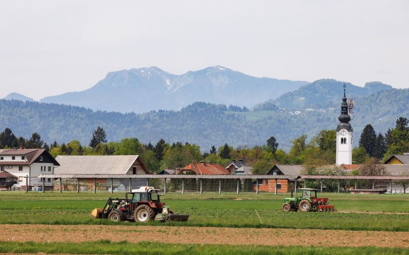 kmetijstvo Kranj traktor njiva