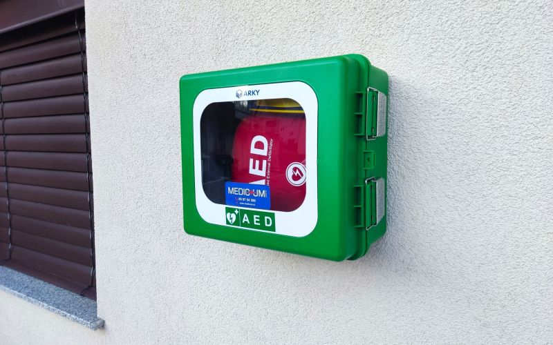 AED na občinski stavbi Hrastnik.jpg