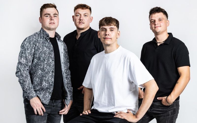 S skladbo Kuferan ansambel Opev znova dokazuje, da zna ujeti utrip časa in vsakdanjih prigod ter jih