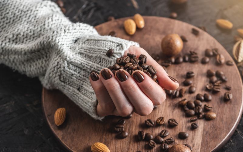 espresso rjava, nohti.jpg