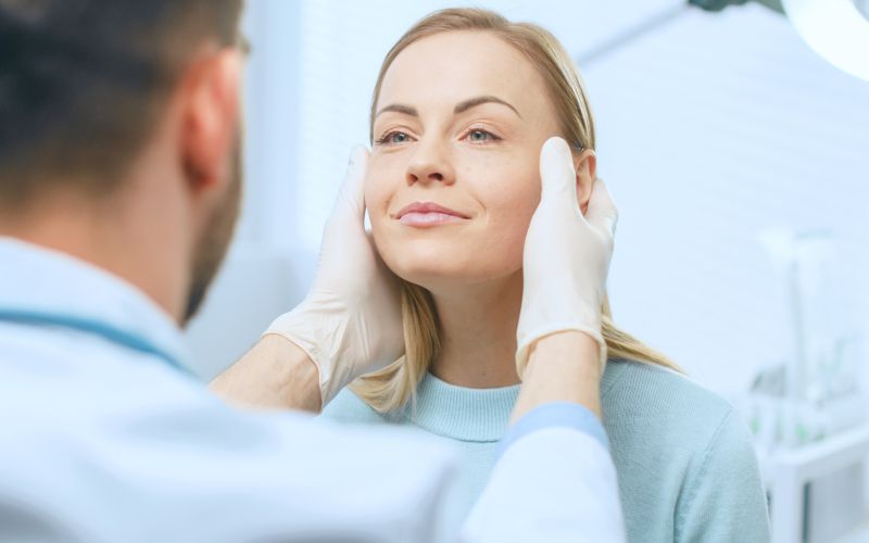 estetski kirurg, pregled obraza, ženska