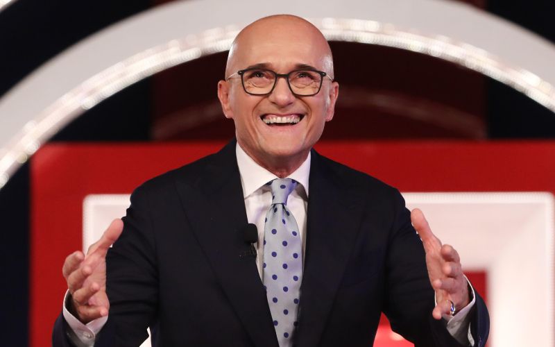 Fotografija iz časov, ko je bil Alfonso Signorini nedotakljiv obraz Berlusconijeve televizije.