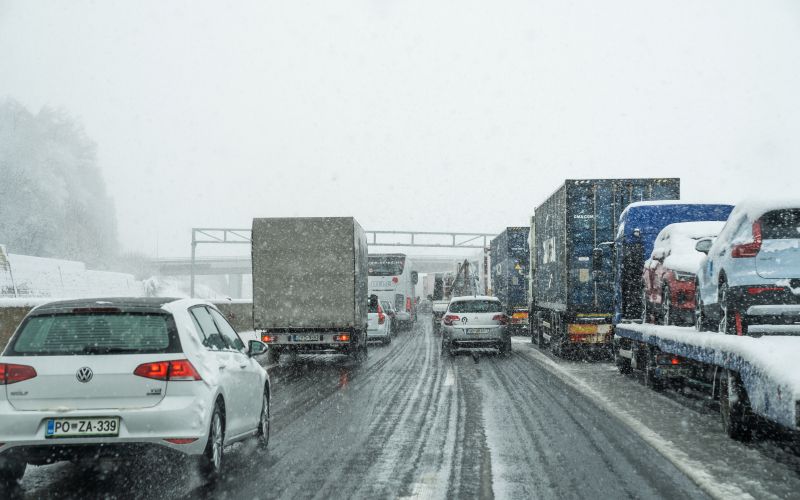 cesta avtocesta sneg prazniki gneča