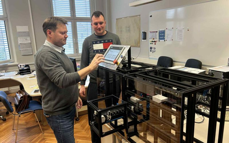 HB_diplomant z izdelkom.jpeg