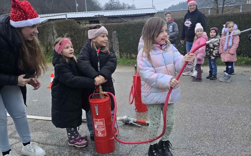 pgd-mirna, obisk-bozicka, nov-gasilski-dom