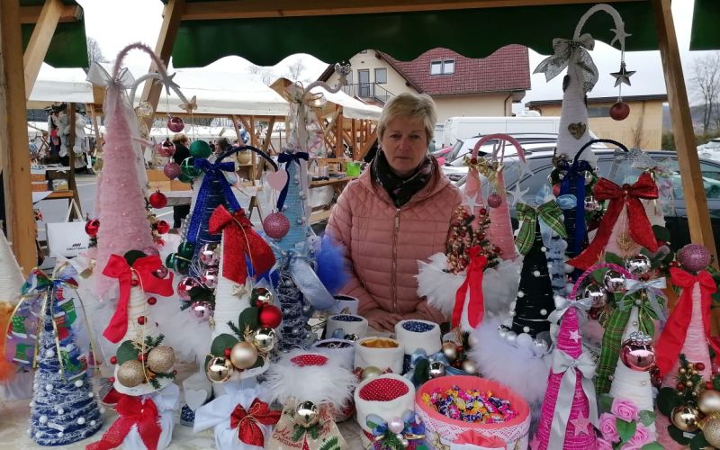 Anka Jurečič, obdana z okraski, ki jih izdeluje pretežno iz odpadnega materiala.