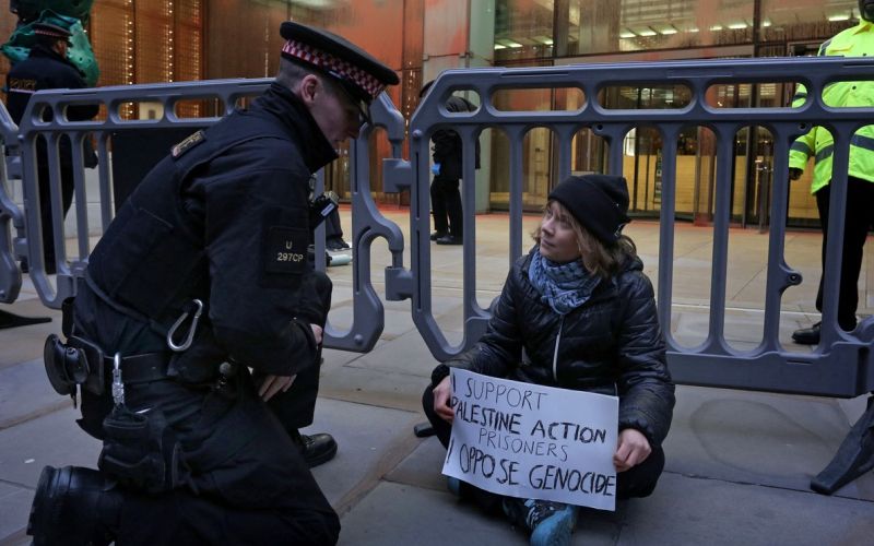 Greta Thunberg aretirana na protestu v Londonu.jpg