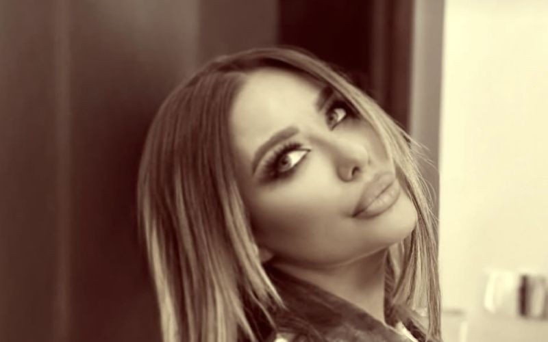 Za bleščečimi nasmehi in reflektorji se skriva surova resničnost – dolgovi, stres in negotovost, s katerimi se pevka sooča danes.