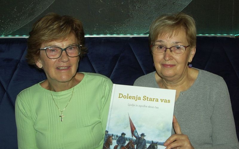 Milka Bučar in Ida Pucelj, urednici knjige Dolenja Stara vas