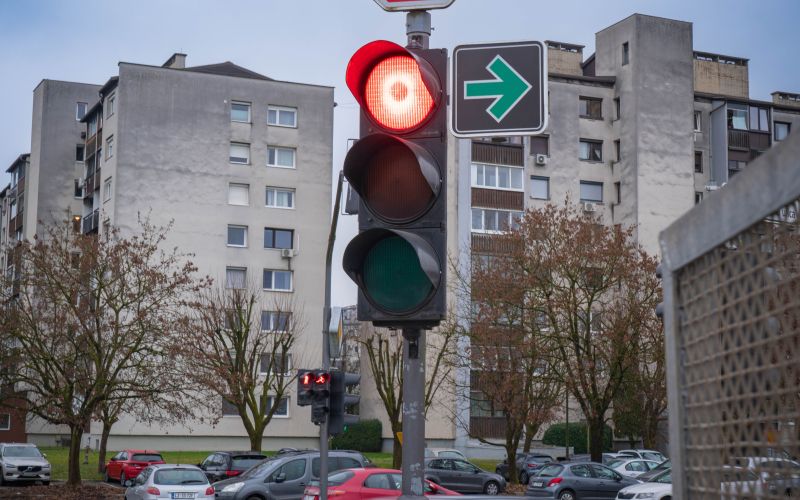 znak, semafor, zelena puščica, v desno