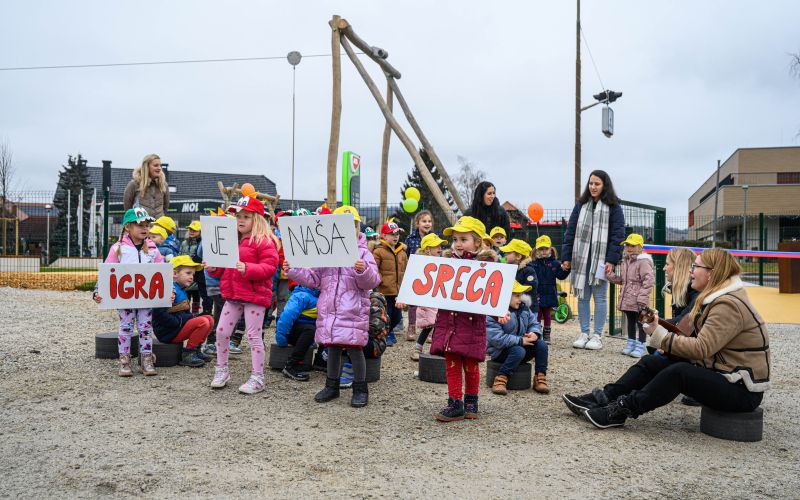 zagradec, otrosko-igrisce, zipline, tobogan