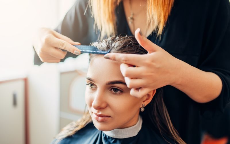 ženska frizura, ženska pri frizerju