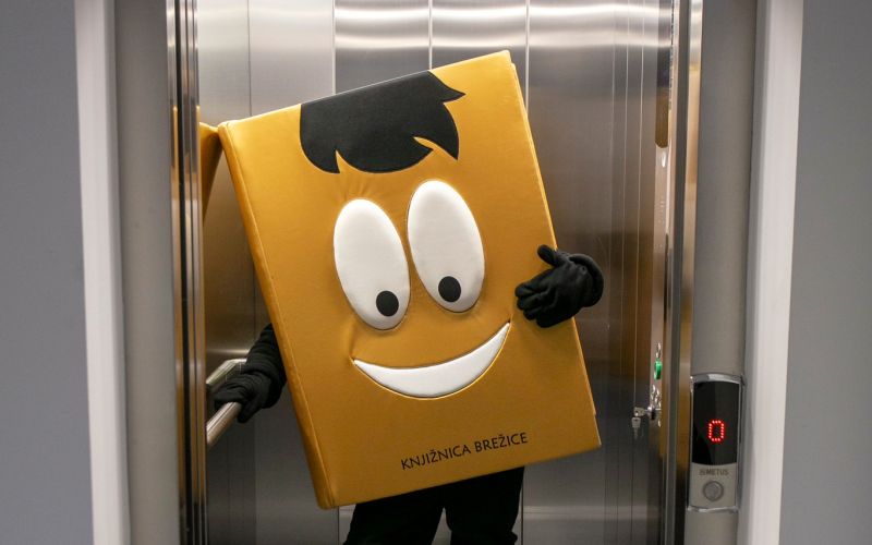 Knjižnica Brežice je bogatejša za osebno dvigalo.