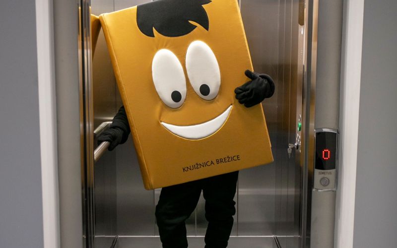 Knjižnica Brežice je bogatejša za osebno dvigalo.