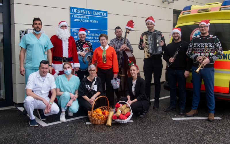 turistični-društvo-bratonci, sbms, igranje-bolnikom-za-božič, božiček-v-bolnišnici